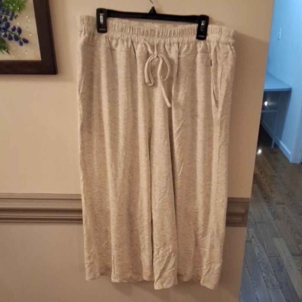 Livi Active Light Heather Gray Capri Lounge Pants